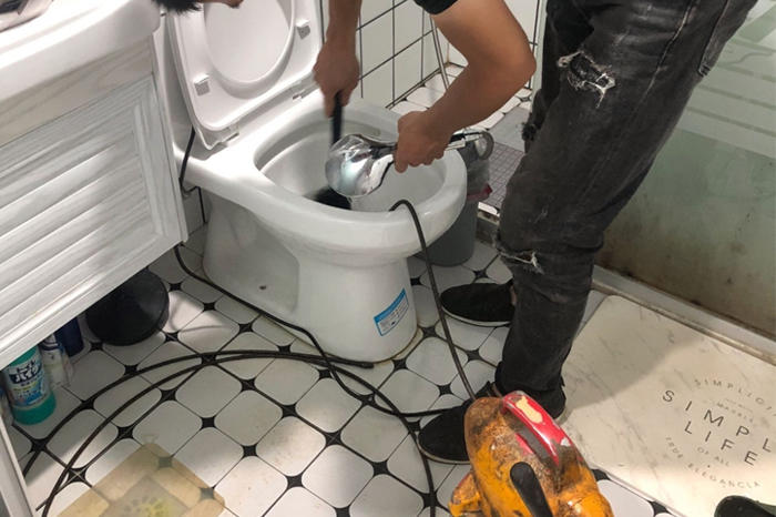 商洛马桶堵塞自己疏通还是找师傅？专业上门服务让你省时更省心